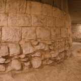 Appena scesi ci troviamo di fianco a una porzione dei muri perimetrali e dell�abside della chiesa del 1080: la struttura � composta di uno strato inferiore di pietre grezze che rappresentavano le fondamenta e di uno superiore che presenta blocchi maggiormente squadrati